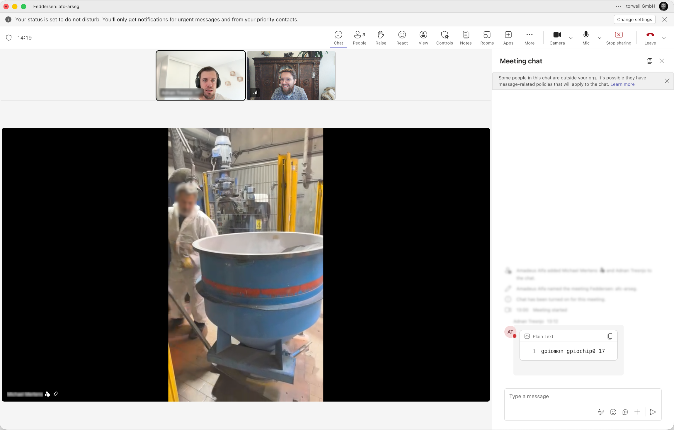 Hands-On: Ein Mitarbeiter in der Produktion schaltet die Aufträge an seiner Maschine direkt über die neue Plattform frei.