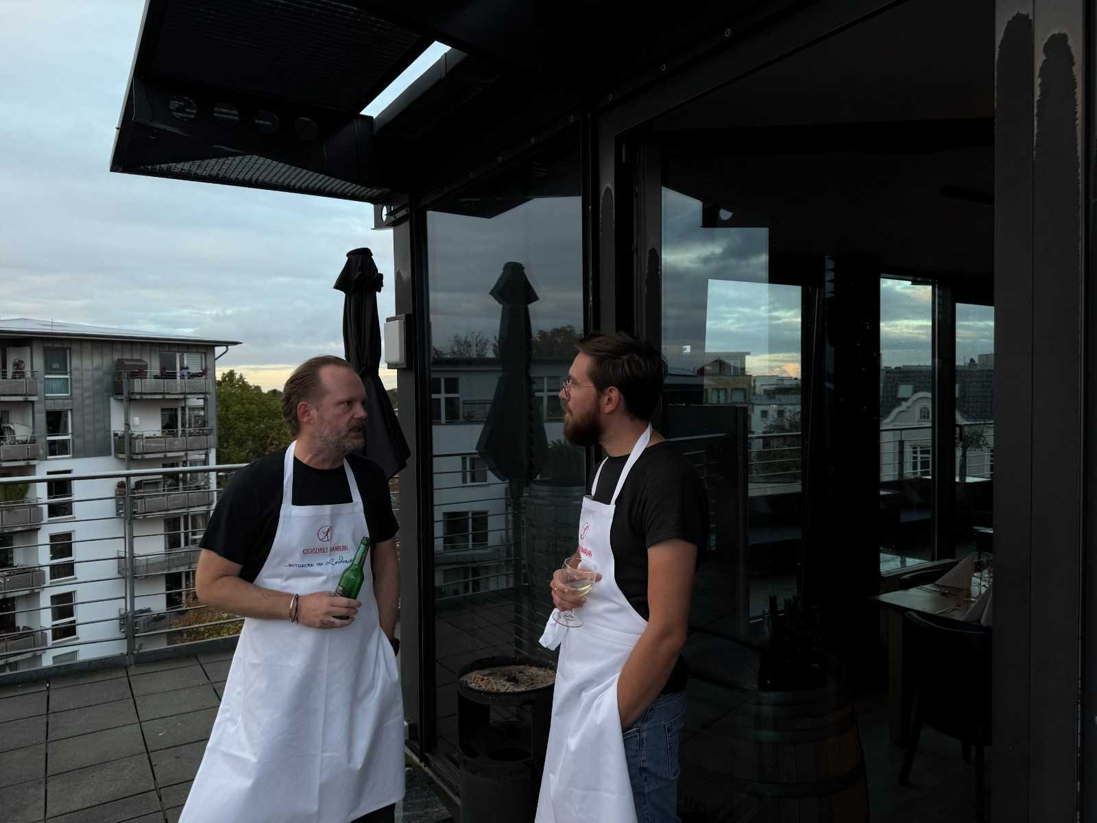Gut integriert und das nicht nur technisch. Wir schätzen den persönlichen Austausch sehr — hier zum Kochen in Hamburg.